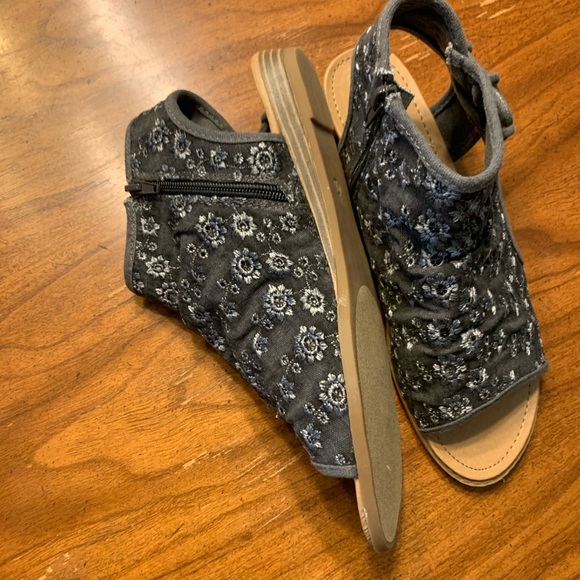 NWT sandals - Picture 4 of 6